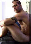 aaron008.jpg (93041 octets)