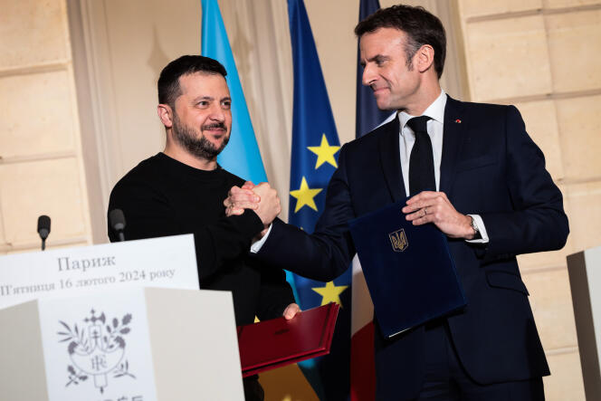 Emmanuel Macron et le président ukrainien, Volodymyr Zelensky, lors de la signature de l’accord bilatéral entre Paris et Kiev, à l’Elysée, à Paris, le 16 février 2024.
