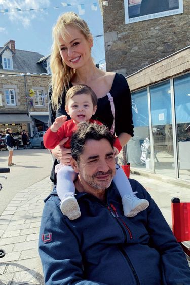 Avec son mari Aram Ohanian, dont elle est aujourd’hui séparée, et leur fille Nina, alors 1 an, à Saint-Briac-Sur-Mer en Bretagne, le 19 août 2019