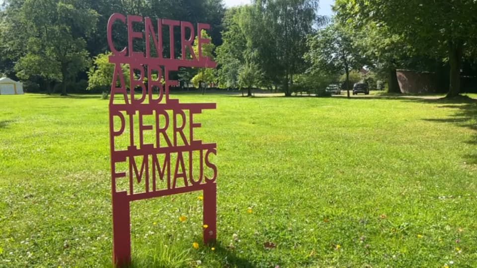 "On est surpris": À Esteville, village où repose l'Abbé Pierre, les habitants sous le choc après les accusations d'agressions sexuelles